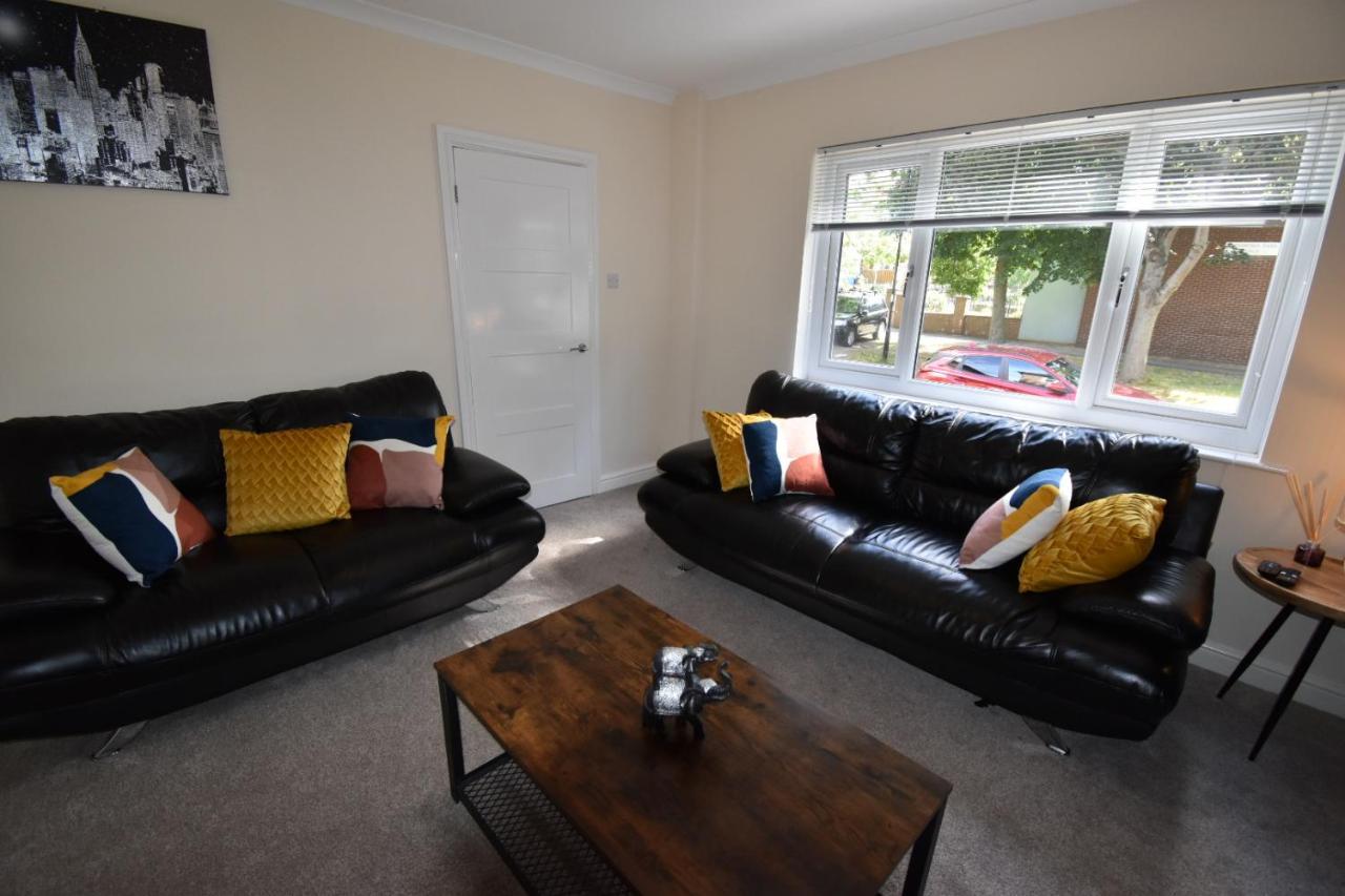3 Bed House With Homely Comforts Close To Amenities, Food Places And Supermarkets Sheffield Luaran gambar